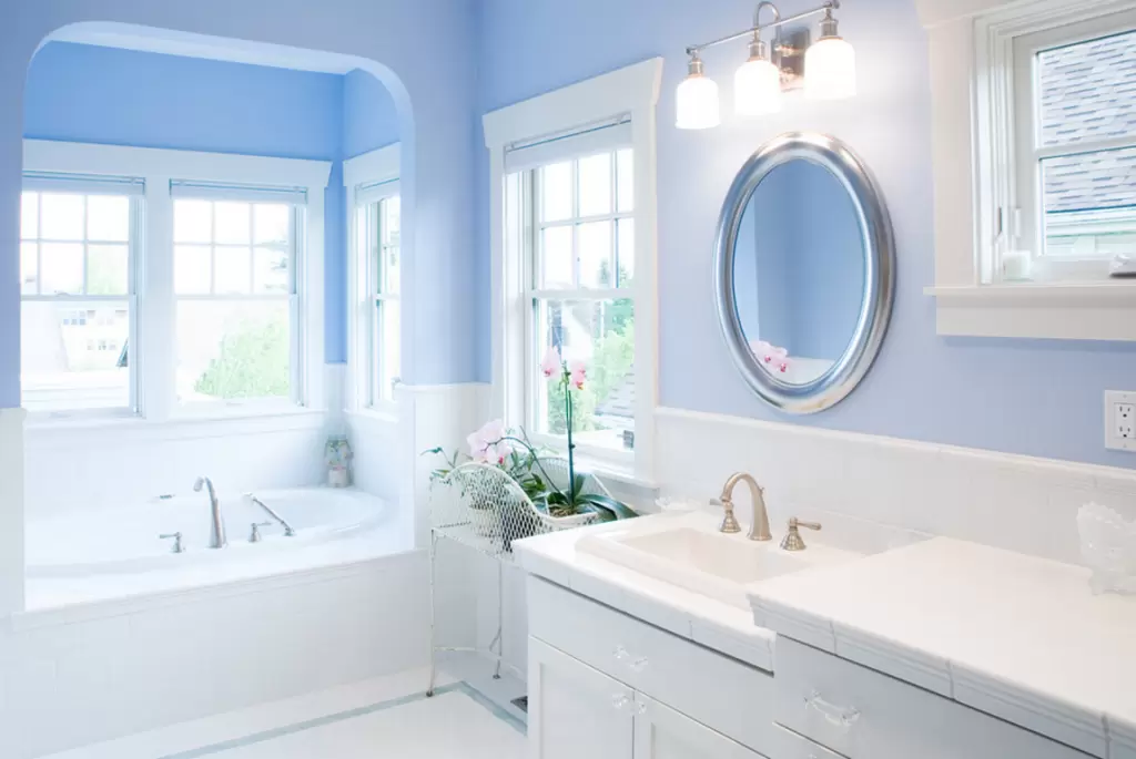 Крашеные стены в ванной — обновляем интерьер